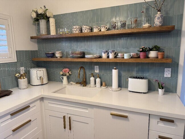 Building Photo - 1300 Lincoln Rd