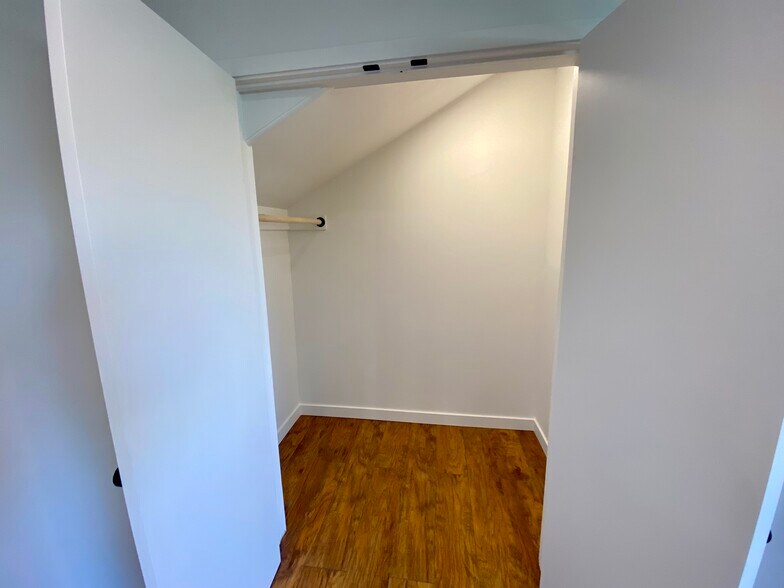 Building Photo - 716 Leonard Ave