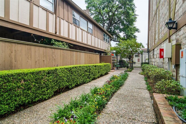 Building Photo - Small gated community of 39 units, conveni...