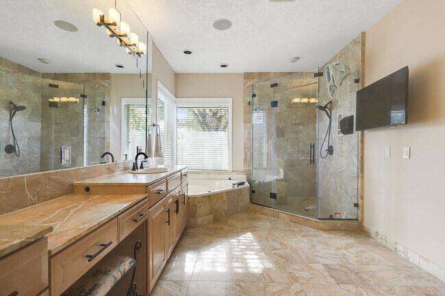 Building Photo - 8120 SE Waterway Dr