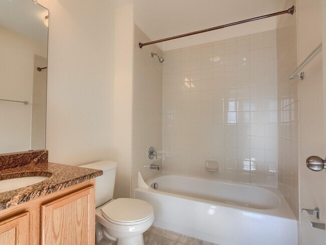 Building Photo - 2 Bedroom Townhome in Denver