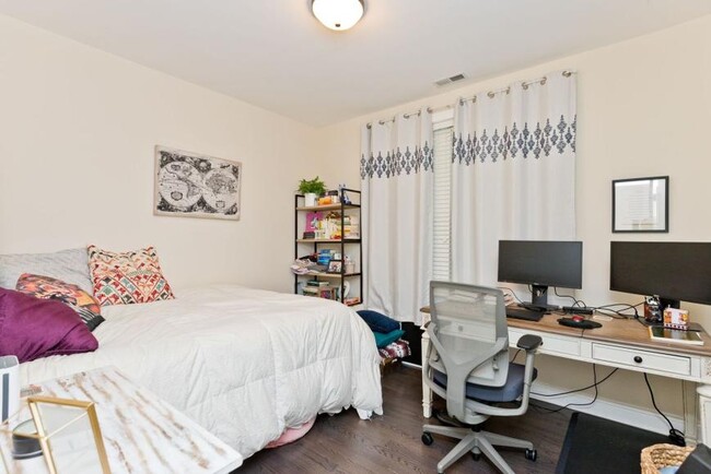 Building Photo - 2 bedroom in Chicago IL 60618