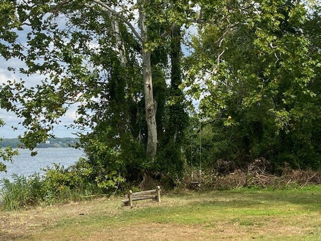 Building Photo - Riverside Drive