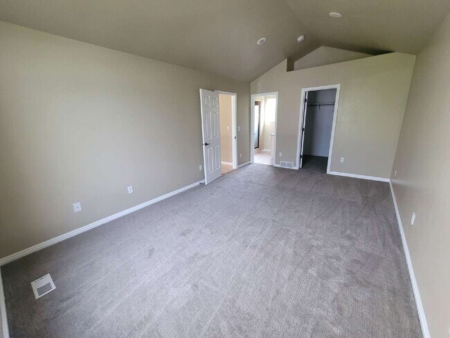 Building Photo - "Spacious 5-Bedroom home with 3.5 Baths and fenced yard!"