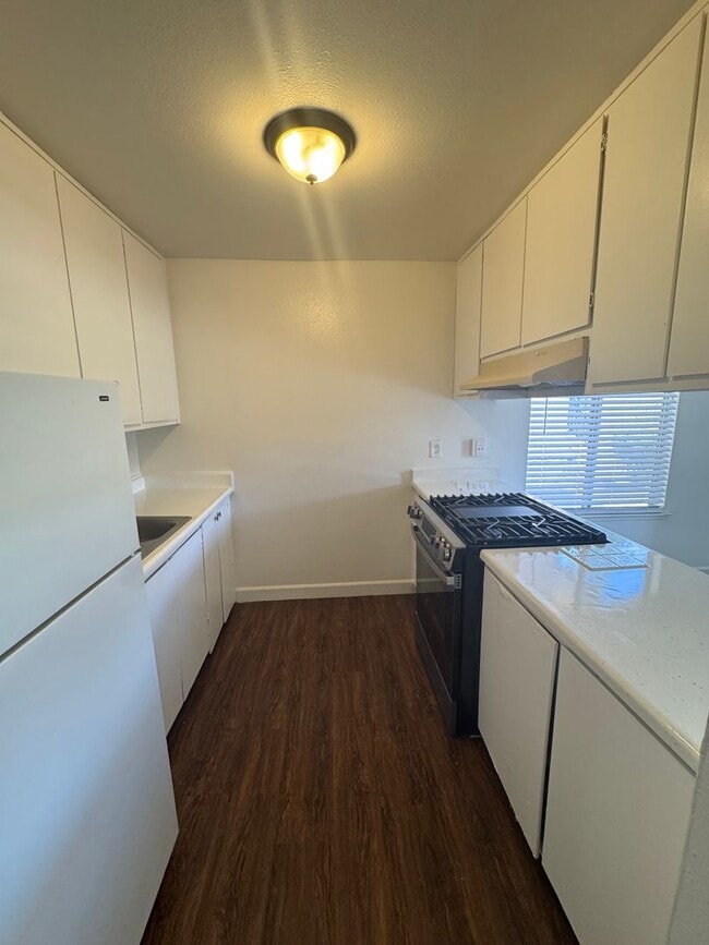 Building Photo - Downstairs Visalia apartment move in ready!