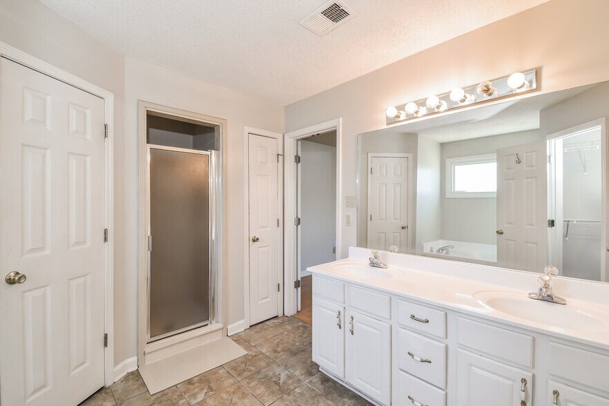 Building Photo - 4560 Wood Fox Cove