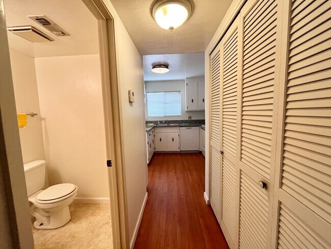 Building Photo - Adorable 3 bed / 1.5 bath Condo