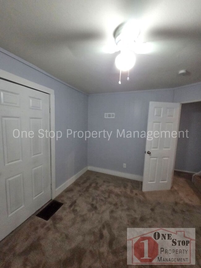 Building Photo - Beautiful 4 Bedroom 2 Bathroom in Kansas City!