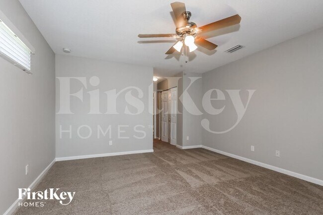 Building Photo - 957 SE Caravan Ave