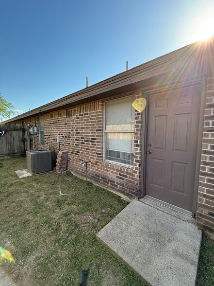 Apt B: Back Patio - 302 W Amy Dr