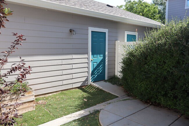 Building Photo - Spacious 2 Bed, 2.5 Bath Fort Collins Town...