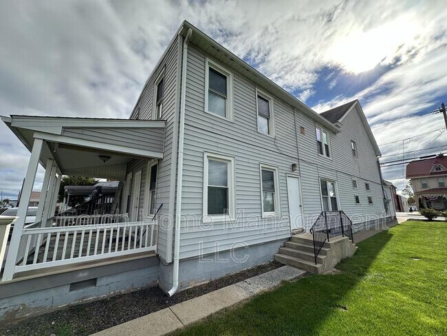 Building Photo - 107 Main St