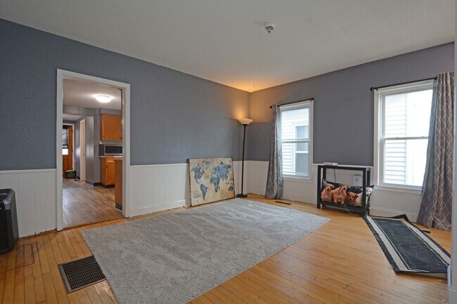 Building Photo - 320 4th St W