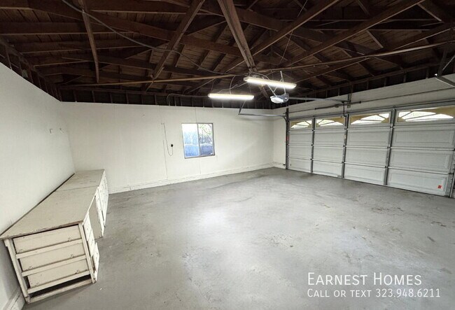 Building Photo - 4121 Hayvenhurst Dr