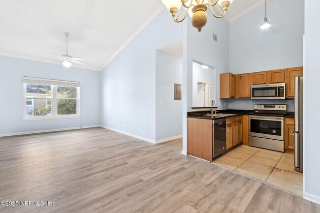 Building Photo - 1601 Nectarine St