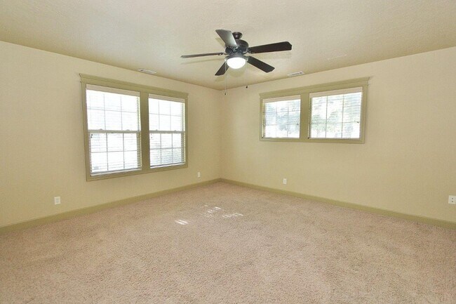 Building Photo - Immaculate Single-Level Townhouse