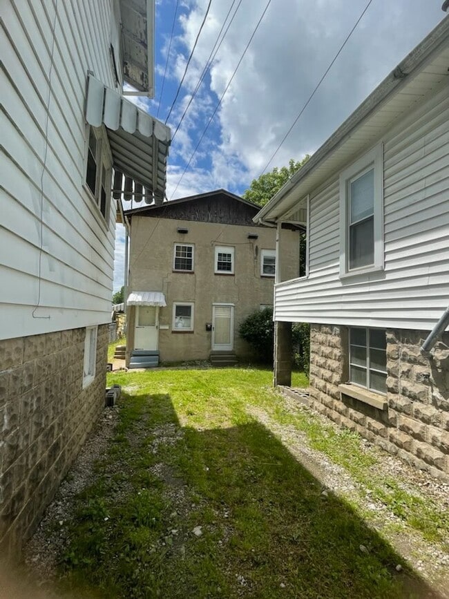 Building Photo - 2331 1/2 Washington Street West