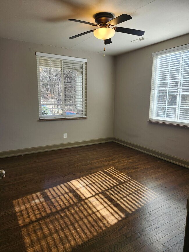 Building Photo - 4911 Sunnyside Ave