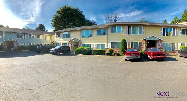 Building Photo - **$750 DEPOSIT + FREE FIRST MONTH'S RENT**Updated Top Floor Unit in Creston-Kenilworth Neighborho...