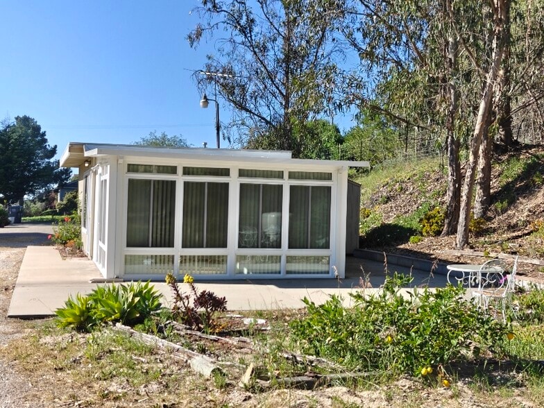 Building Photo - 955 Via Solana