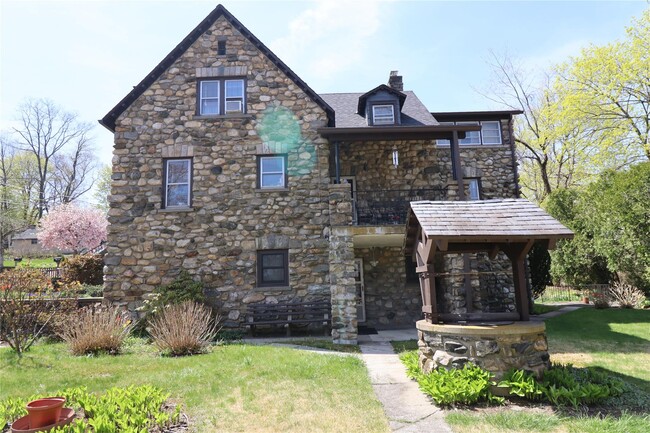 Primary Photo - 215 Overland Rd