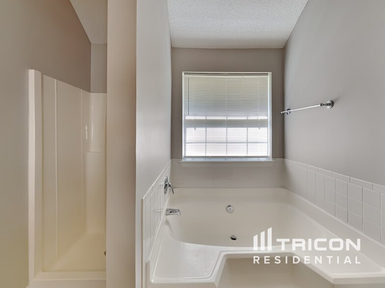 Building Photo - 3885 Riverview Bend