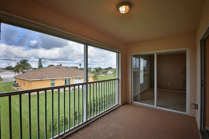 Building Photo - Santa Barbara Villas - Move in Special