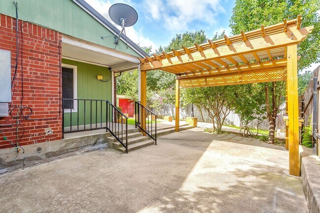 Building Photo - Excellent 3 Bedroom 2 Bath with many featu...