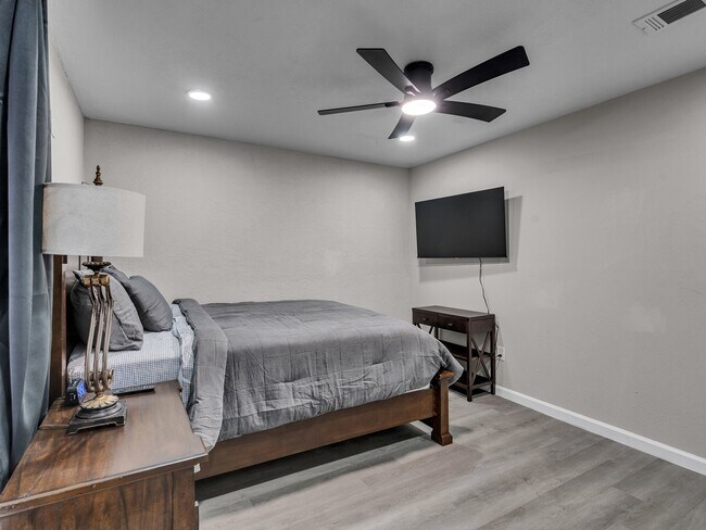 Building Photo - 705 Littlewood