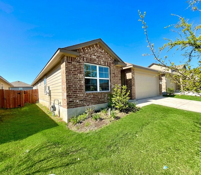 Building Photo - **APPLICATION RECEIVED** *MOVE IN SPECIAL* Stunning 4/2 Home With Access To Pool, Trails & 24-Hou...