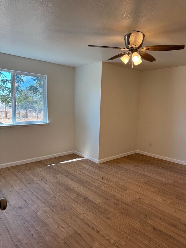 Building Photo - NOW AVAILABLE!!  2 Bedroom; 2 Bath Newly R...