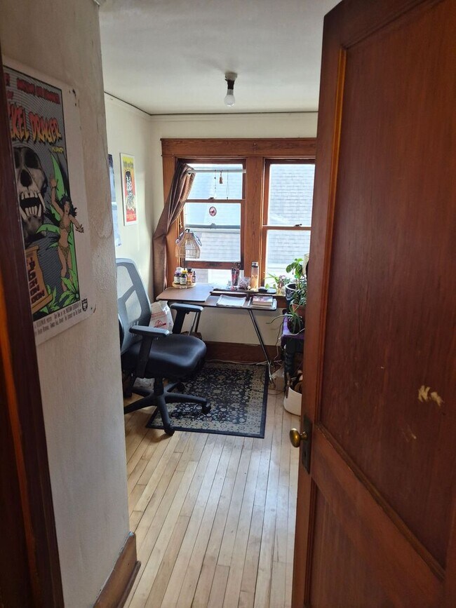 Building Photo - 4BR Home Near Olbrich Gardens & Garver Feed Mill