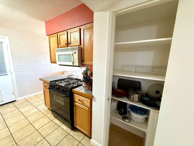 Building Photo - Furnished- Cute 2 Bedroom Home with Garage...
