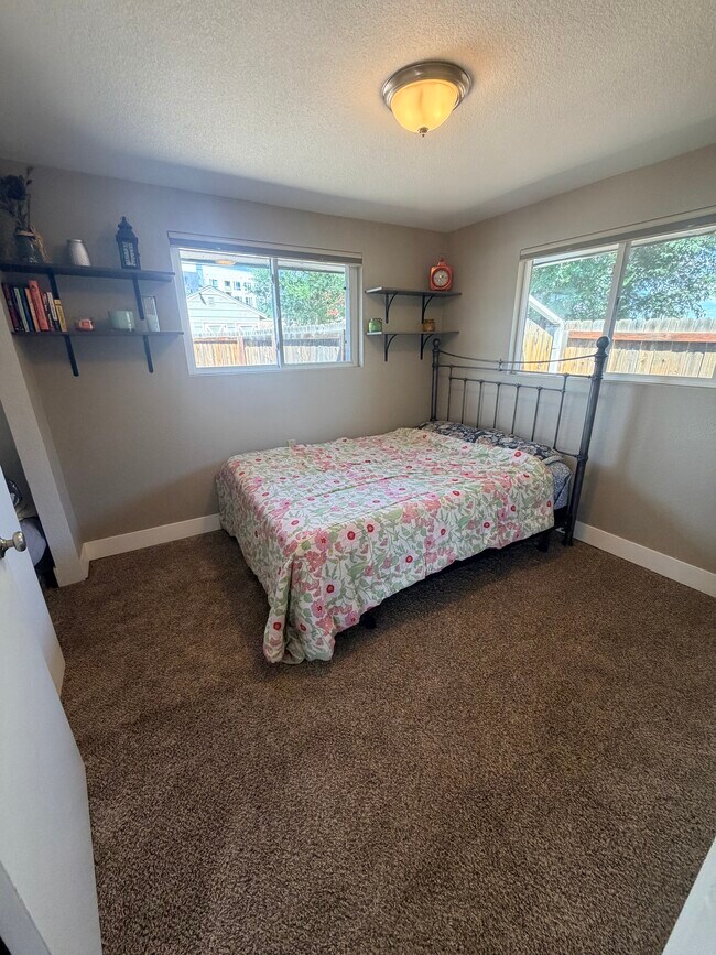 Building Photo - West Oak Triplex