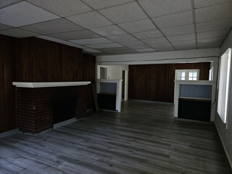 Building Photo - 725 NE Maple St