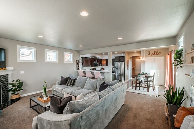 Building Photo - Beautiful 3 Bedroom on Large Corner Lot!