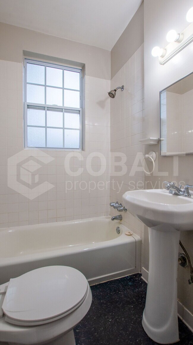 Building Photo - 674 Somerset Terrace NE