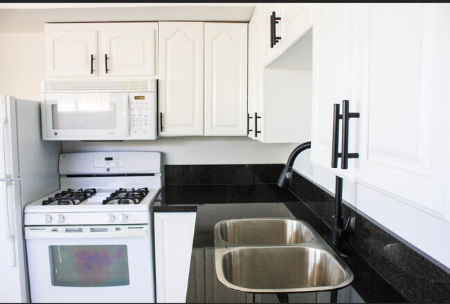 Building Photo - 1125 Tamerack Ave