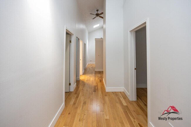 Building Photo - 2407 NE Skidmore St