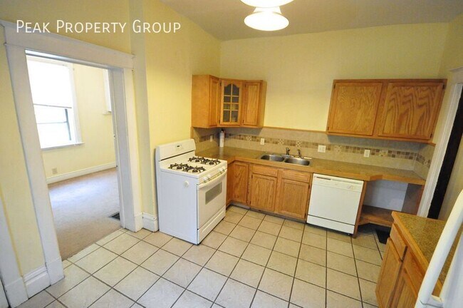 Building Photo - 2074-2078 Summit Street-2078 Summit Street- 4 bedroom