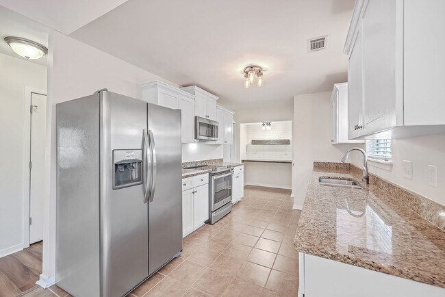 Building Photo - West Point Home - Minutes from IOP!