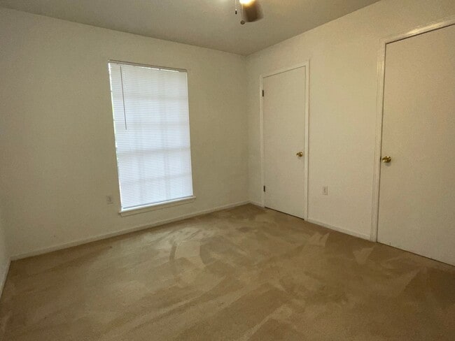 Building Photo - Spacious Home in Country Club Estates