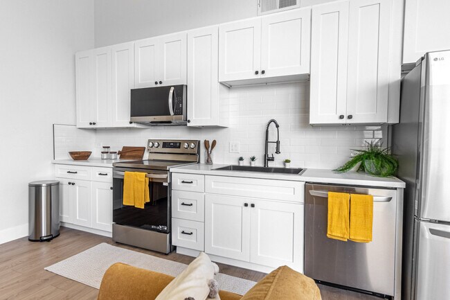 Building Photo - 555 Front St