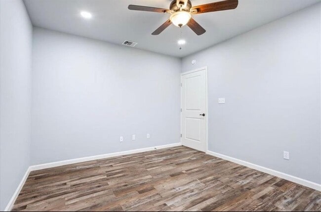 Building Photo - 117 Emma St