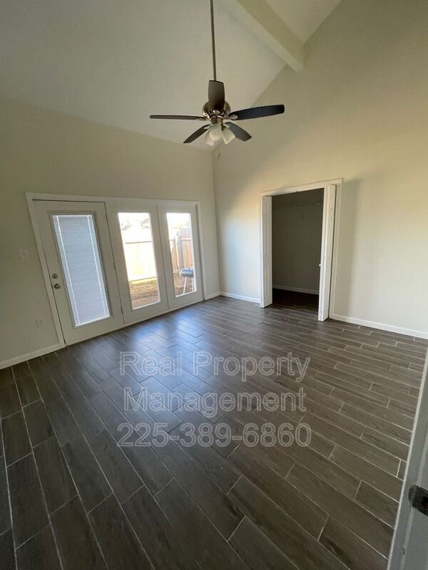 Building Photo - 9621 Siegen Ln