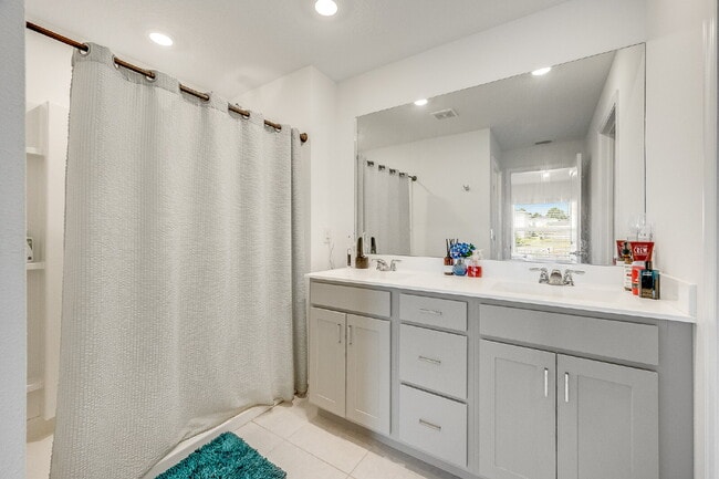 Building Photo - 3/2 in gated Tillman Lakes!