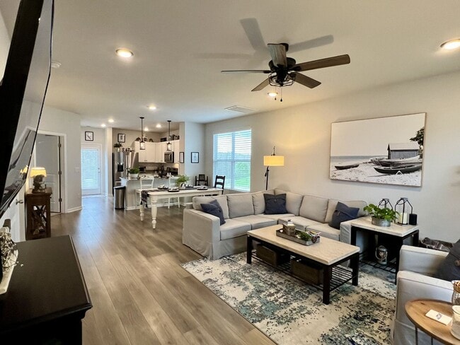 Building Photo - FOR LEASE: END UNIT TOWNHOME LOCATED IN LE...