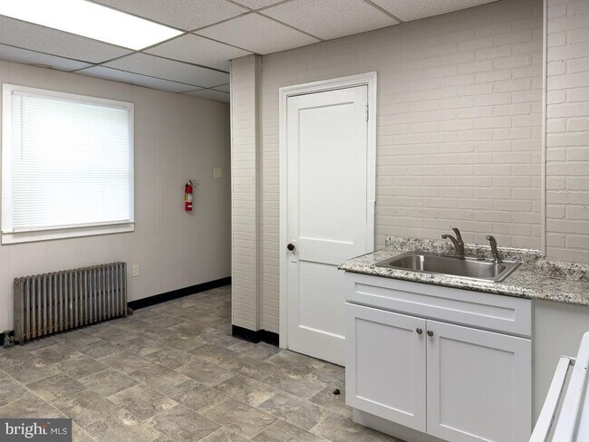 Building Photo - 658 Walnut St