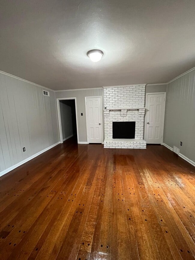 Building Photo - Picturesque Home Worth Checking Out