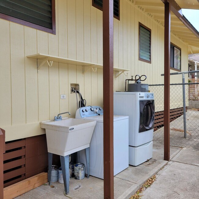 Building Photo - Kapahulu 3 bed, 2 bath single family home